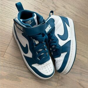 Kid’s Nike Court sneakers size:5